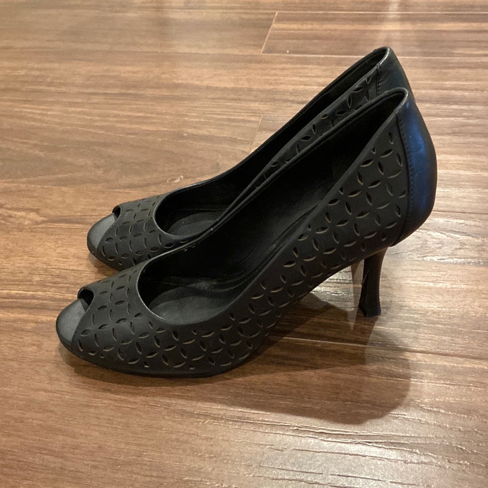 Beautiful Black Leather Arturo Chiang Peep-toe Pumps - Size 6